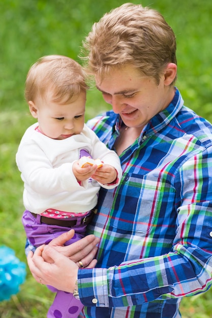 Foto ein süßer junge hält jungen im freien