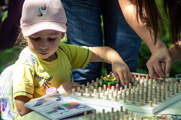 Foto ein süßer junge spielt im freien.