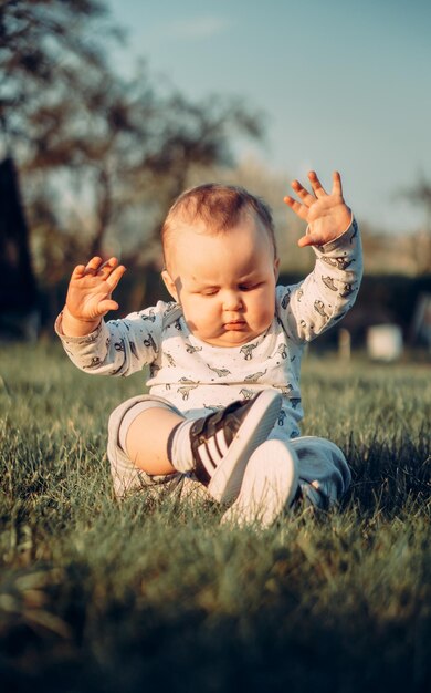 Foto ein süßes baby auf dem feld