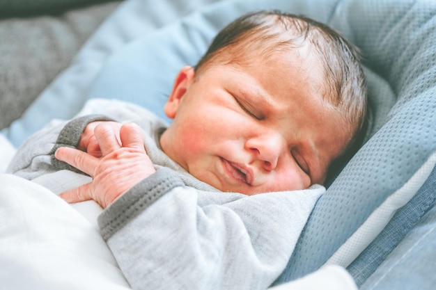 Ein süßes Baby liegt zu Hause im Bett