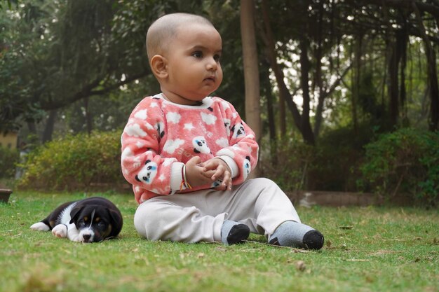 Ein süßes kleines Baby spielt draußen auf dem Feld