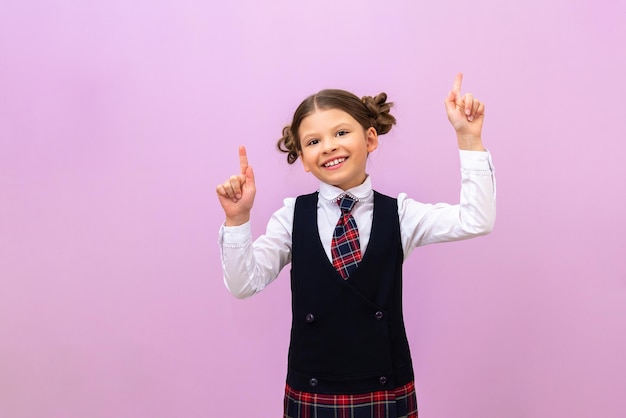 Ein süßes kleines Schulmädchen zeigt einen isolierten Hintergrund für Ihre Anzeige