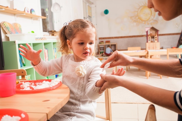 Foto ein süßes mädchen hält mutter und sohn