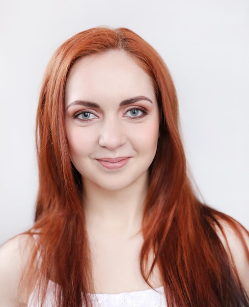 Ein süßes Mädchen mit roten Haaren