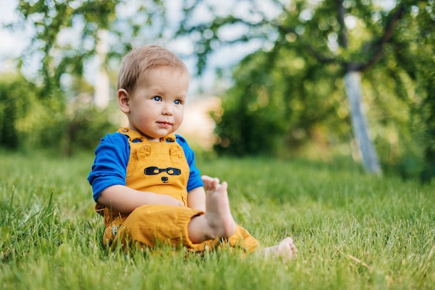 Foto ein süßes mädchen sitzt auf dem feld