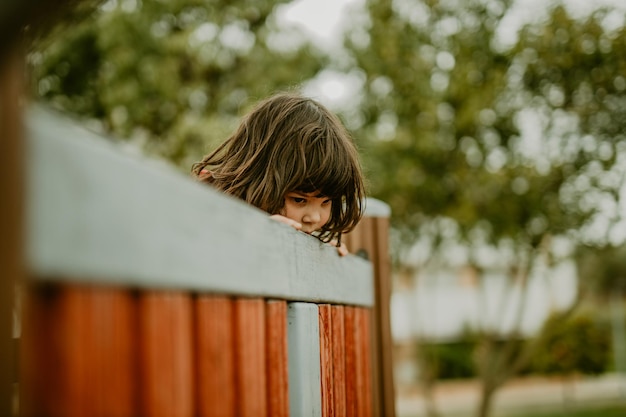 Ein süßes Mädchen spielt auf dem Spielplatz