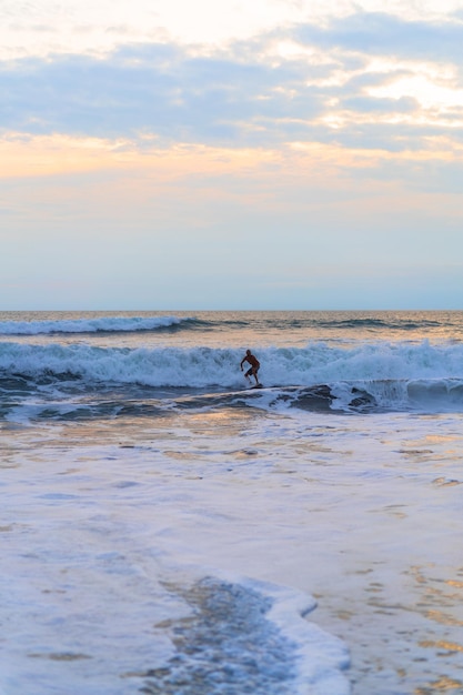 Ein Surfermann auf dem Ozean. Wassersport. Gesunder aktiver Lebensstil. Surfen. Sommerurlaub. Extremsport.