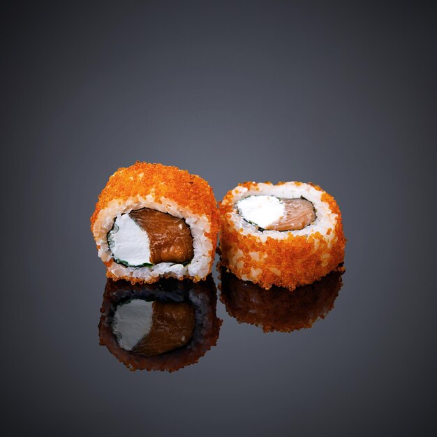 Ein Sushi auf schwarzem Hintergrund