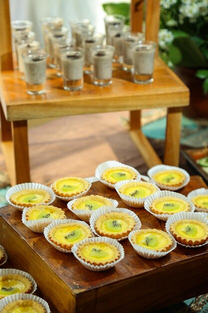 Foto ein tablett mit cupcakes mit einem haufen tassen darauf