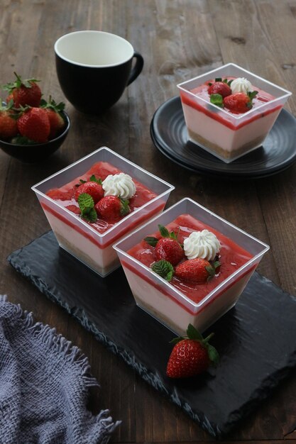 Ein Tablett mit Erdbeermousse mit Erdbeeren darauf