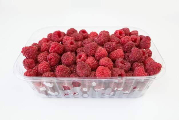 ein Tablett mit Himbeeren auf weißem Hintergrund