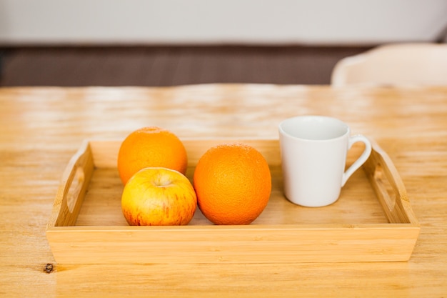 Ein Tablett mit Orangen und Äpfeln, Früchten und Vitaminen zum Trinken, Kochen