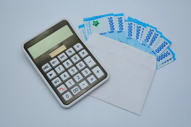 Ein Taschenrechner und ein Zettel mit dem Wort „Cash“ darauf.