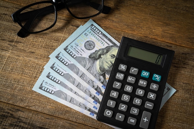 Ein Taschenrechner und eine Dollar-Banknote.