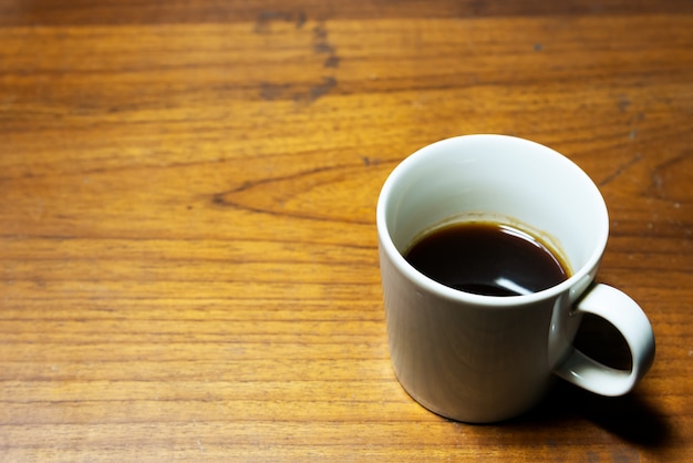 Ein Tasse Kaffee auf hölzernem Hintergrund mit Kopienraum