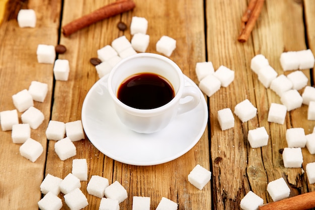 Ein Tasse Kaffee-Espresso nahe Zuckerwürfeln