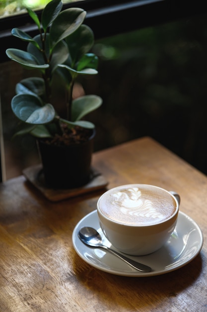 Ein Tasse Kaffee in der Restaurantinnentabelle