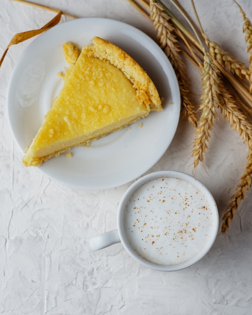 Ein Tasse Kaffee Latte und ein selbst gemachter Kuchen mit Hüttenkäse