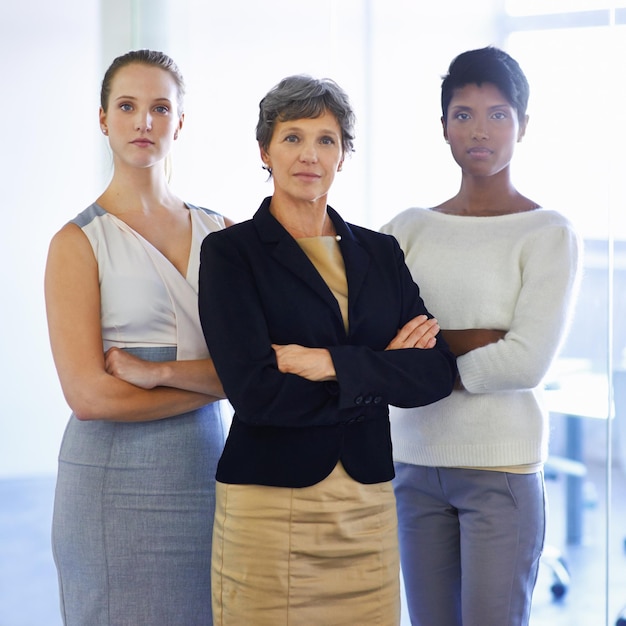 Ein Team, dem Sie vertrauen können Ein Porträt von drei ehrgeizigen Geschäftsfrauen, die in ihrem Büro stehen