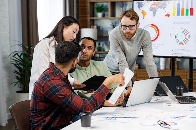 Foto ein team junger multinationaler geschäftsleute arbeitet an einem start-up geschäftsstrategie teamarbeitkommunikationsnetzwerkmanagementstrategie digitale transformation multinationales fachpersonal