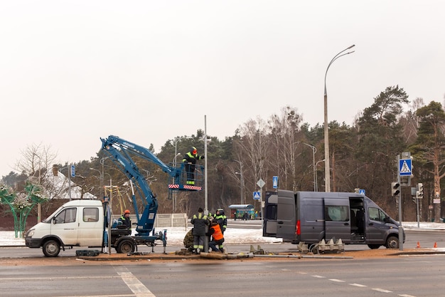 Ein Team von Arbeitern repariert eine Ampel