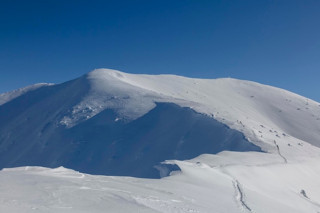 Ein Team von Freeridern klettert gemeinsam in die verschneiten Berge Marmaroskette Die Karpaten