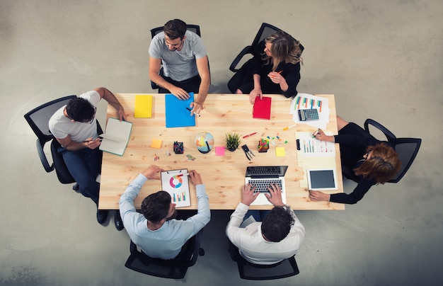 Ein Team von Geschäftsleuten arbeitet im Büro zusammen. Konzept der Teamarbeit und Partnerschaft