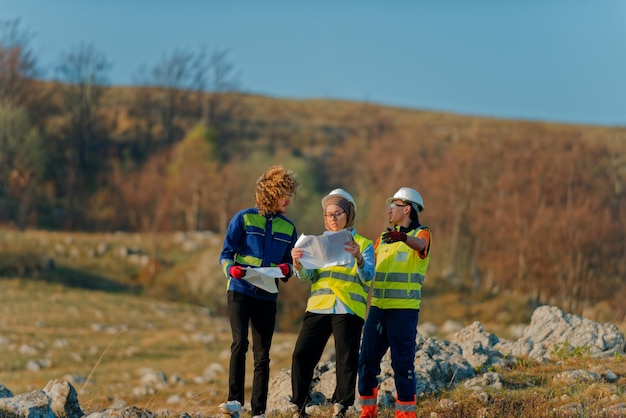 Ein Team von Ingenieuren und Arbeitern beaufsichtigt ein Windturbinenprojekt in einem modernen Windpark