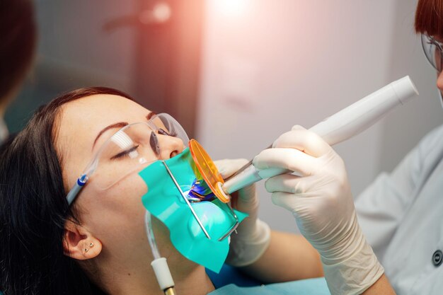 Ein Team von Zahnärzten mit Kunden in einer Zahnarztpraxis Mundpflege gesunde Zähne Stomatologie-Konzept