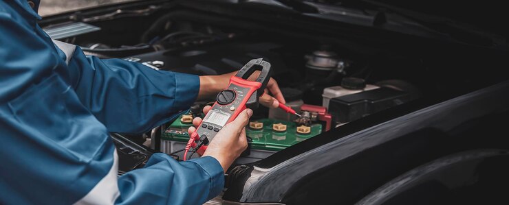 Ein Techniker überprüft die Autobatterie auf Verfügbarkeit.