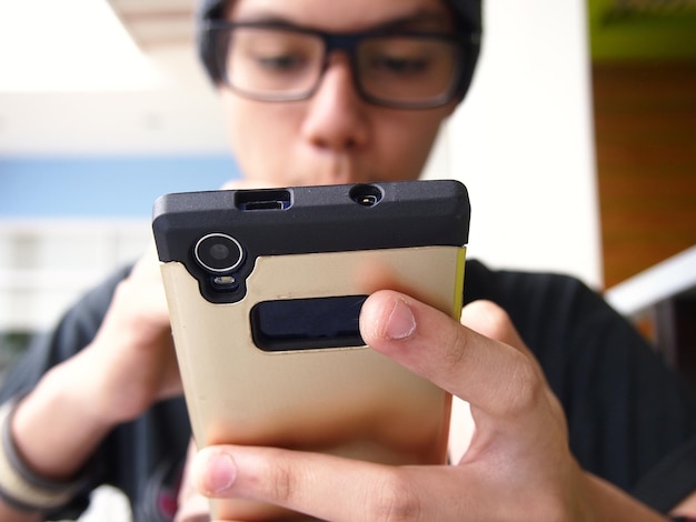 Ein Teenager benutzt ein Handy