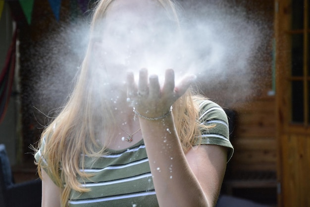 Foto ein teenager bläst pulver auf das haus