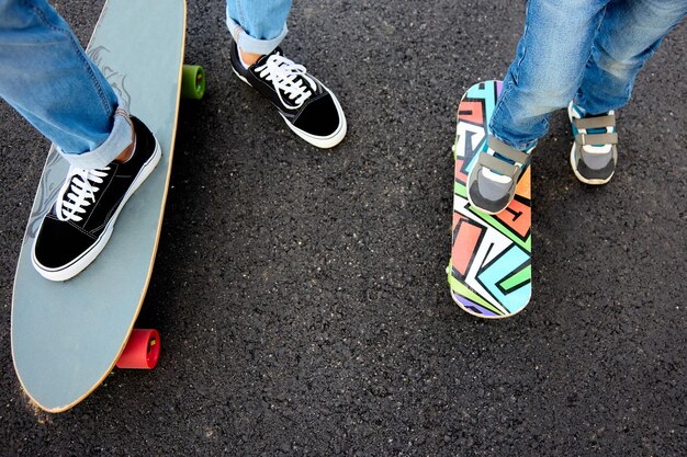 Ein Teenager bringt einem Kind das Skateboardfahren bei