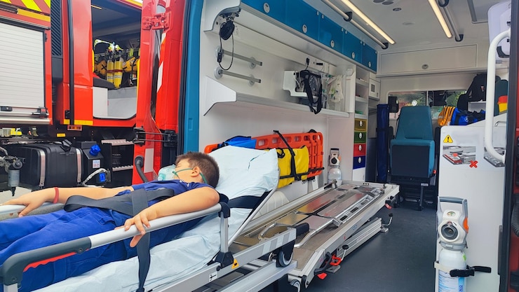 Foto ein teenager liegt auf einer leiter in einem krankenwagen, um erste hilfe zu leisten und das leben eines kleinen krankenwagens zu retten.
