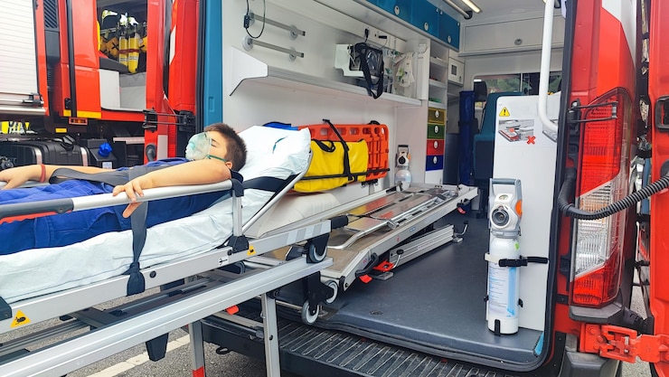 Foto ein teenager liegt auf einer leiter in einem krankenwagen, um erste hilfe zu leisten und das leben eines kleinen krankenwagens zu retten.