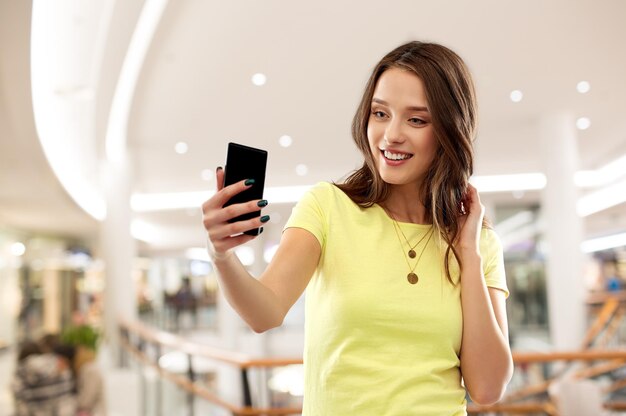 ein Teenager-Mädchen macht ein Selfie im Einkaufszentrum