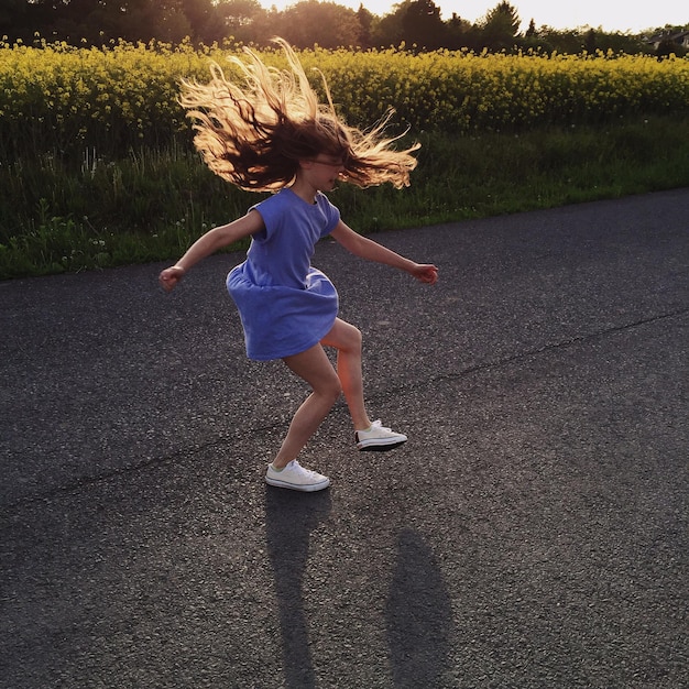 Foto ein teenager springt auf die straße