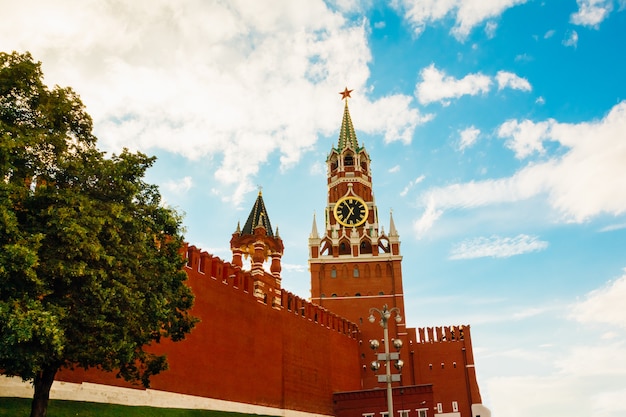 Ein Teil der Mauer in der Nähe des Kreml-Spasskaya-Turms mit Glockenspielen