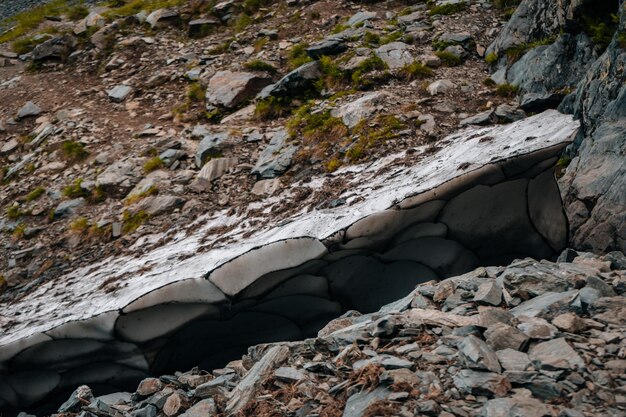 Ein Teil des gefrorenen Schnees auf dem Berg