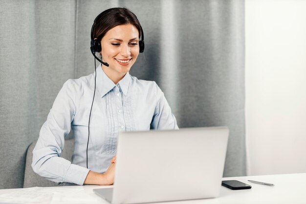 Ein Telearbeiter im Homeoffice führt ein Videogespräch mit einem Kunden