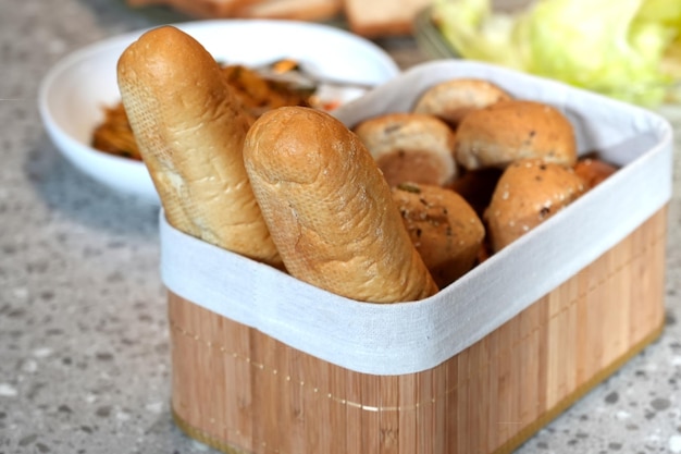 Ein Teller Brot mit einer Schüssel Sauce daneben