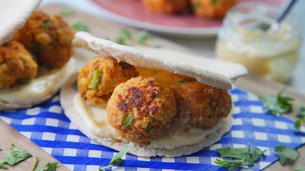 Ein Teller Falafel mit einem Sandwich darauf