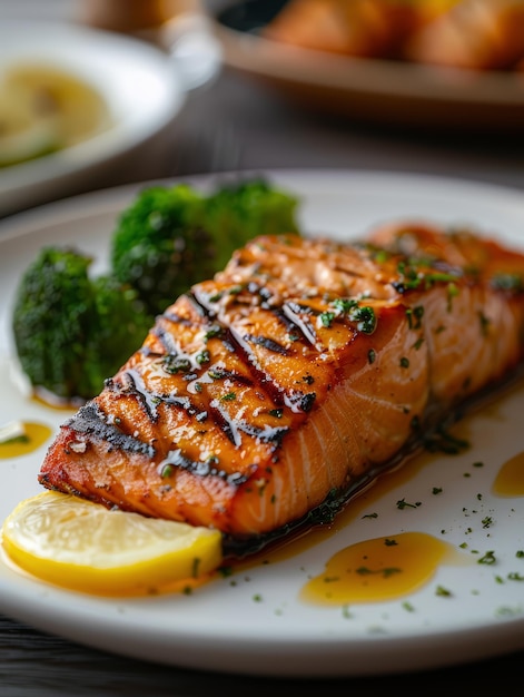 ein Teller gegrillten Lachs mit Zitrone und Brokkoli