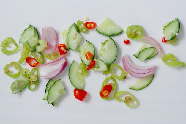 Ein Teller Gurkensalat mit roten Zwiebeln, roten Zwiebeln und roten Zwiebeln.