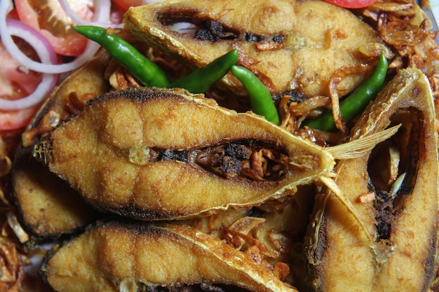 Ein Teller Hilsa Fish Fry mit Röstzwiebeln