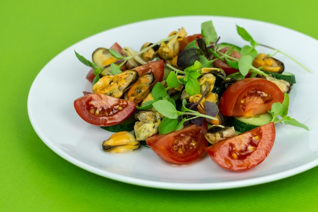 Ein Teller mediterraner Salat mit Muscheln