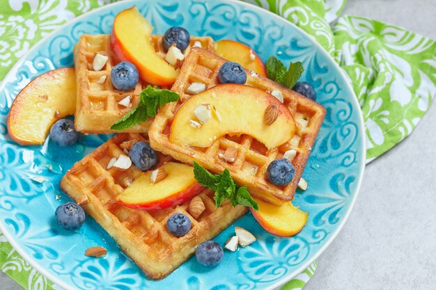 Ein Teller mit belgischen Waffeln mit frischen Früchten