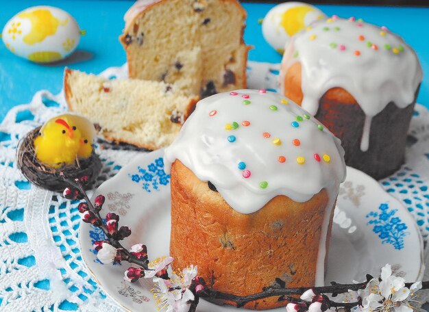 Ein Teller mit einem Kuchen und einem Kuchen darauf