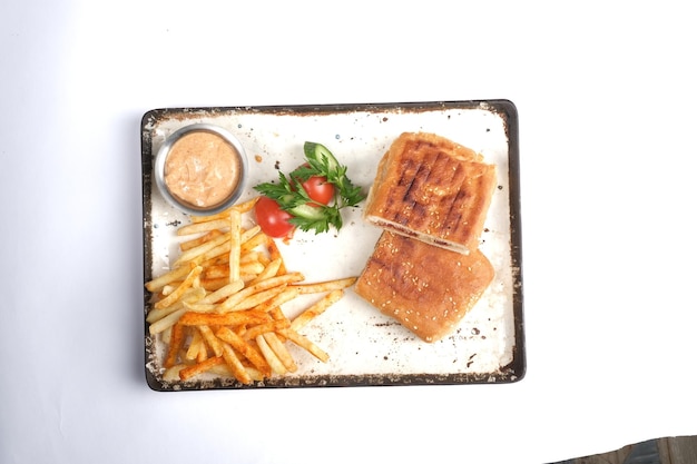 Foto ein teller mit einem sandwich und pommes frites