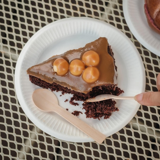 Foto ein teller mit einem schokoladenkuchen ein köstliches dessert